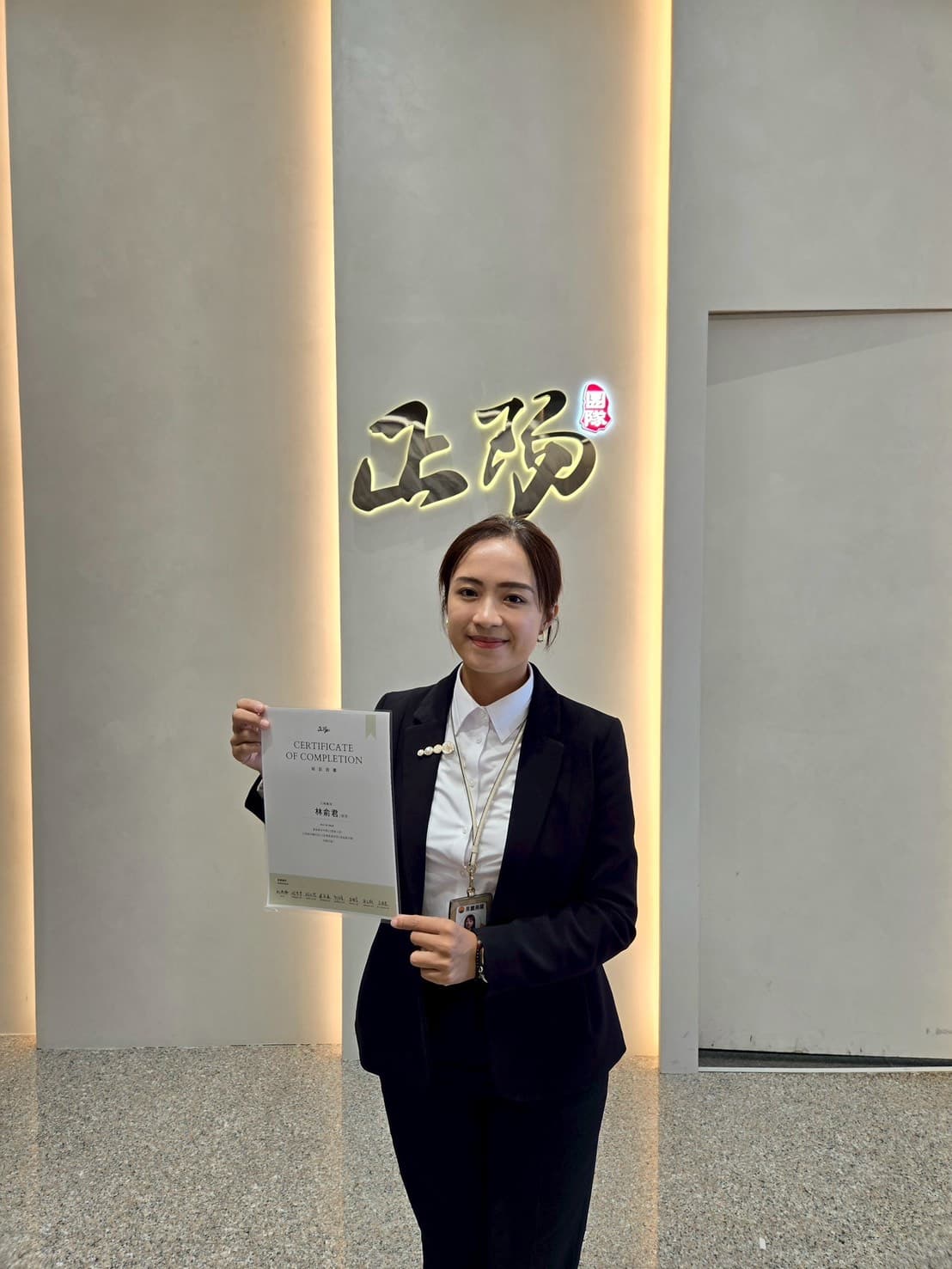 林俞君 Maggie 獲頒永義房屋正陽團隊結訓證書，高雄房仲